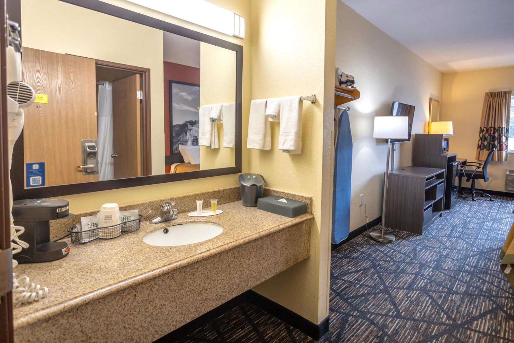 Super 8 By Wyndham Big Rapids Μοτέλ Εξωτερικό φωτογραφία