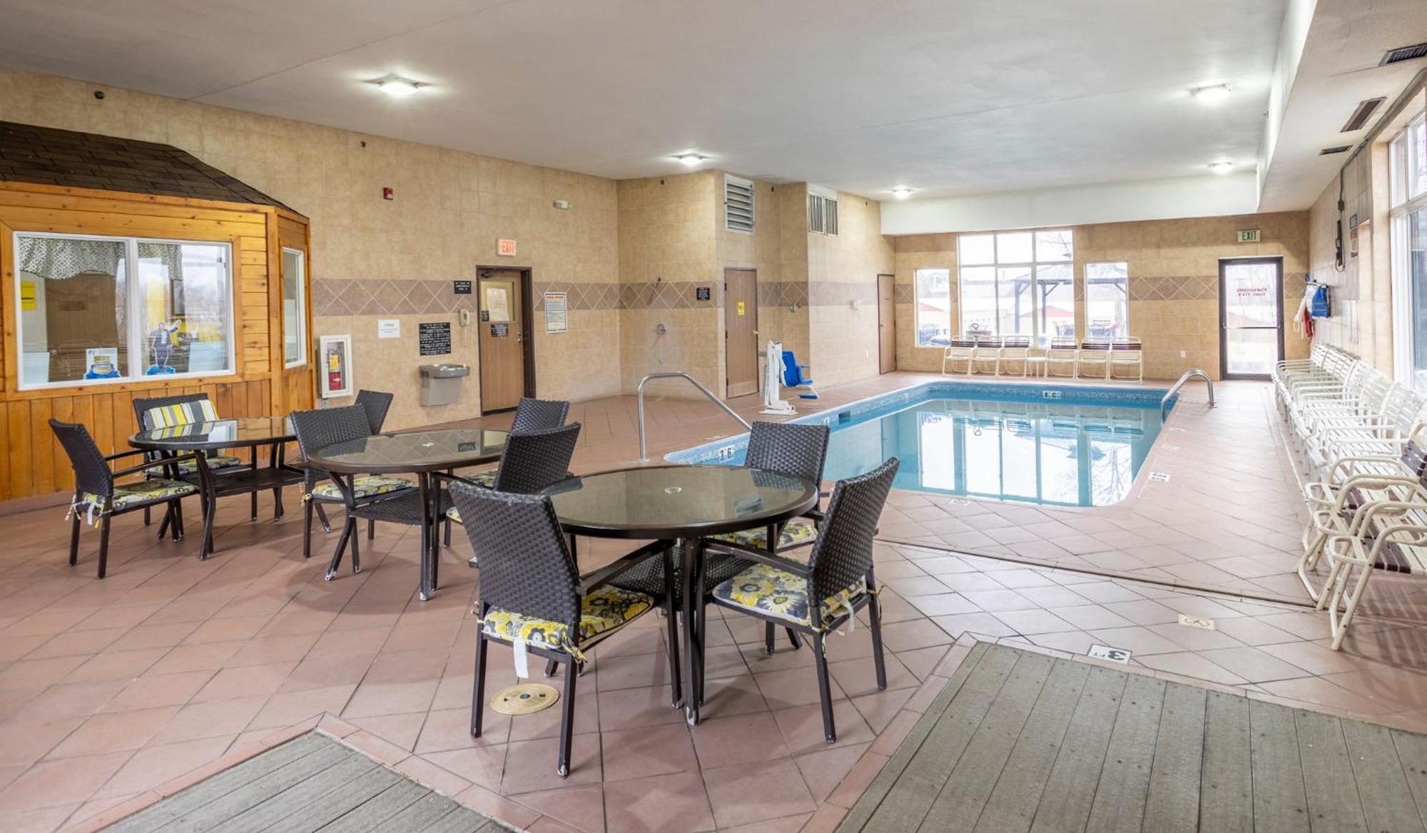 Super 8 By Wyndham Big Rapids Μοτέλ Εξωτερικό φωτογραφία