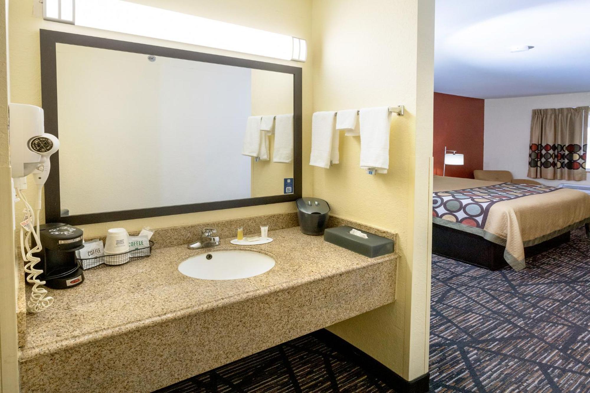 Super 8 By Wyndham Big Rapids Μοτέλ Εξωτερικό φωτογραφία