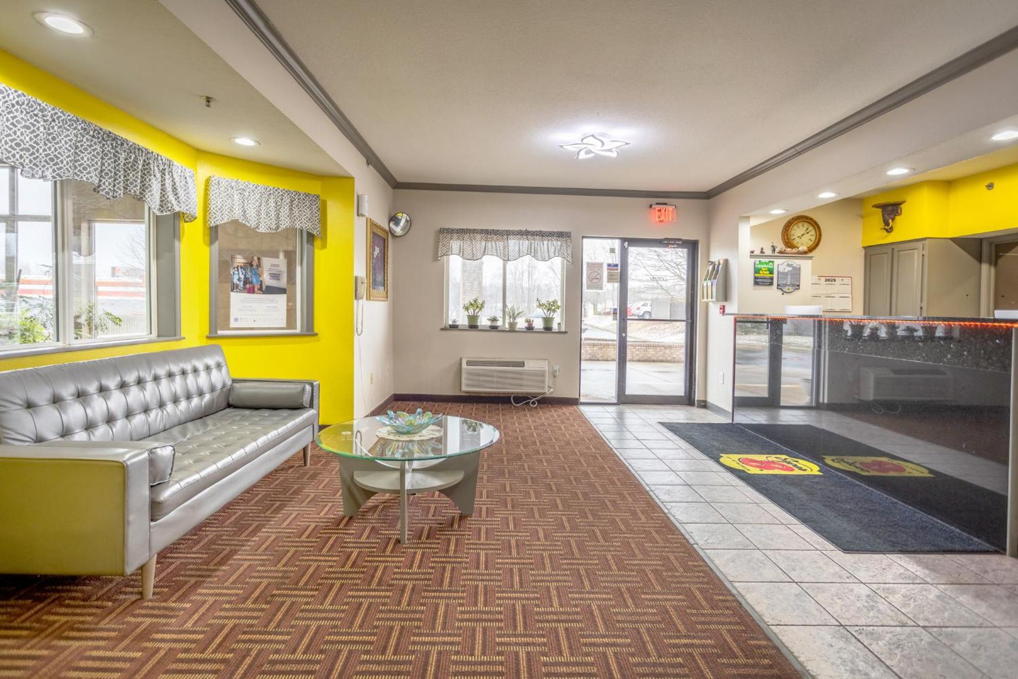 Super 8 By Wyndham Big Rapids Μοτέλ Εξωτερικό φωτογραφία