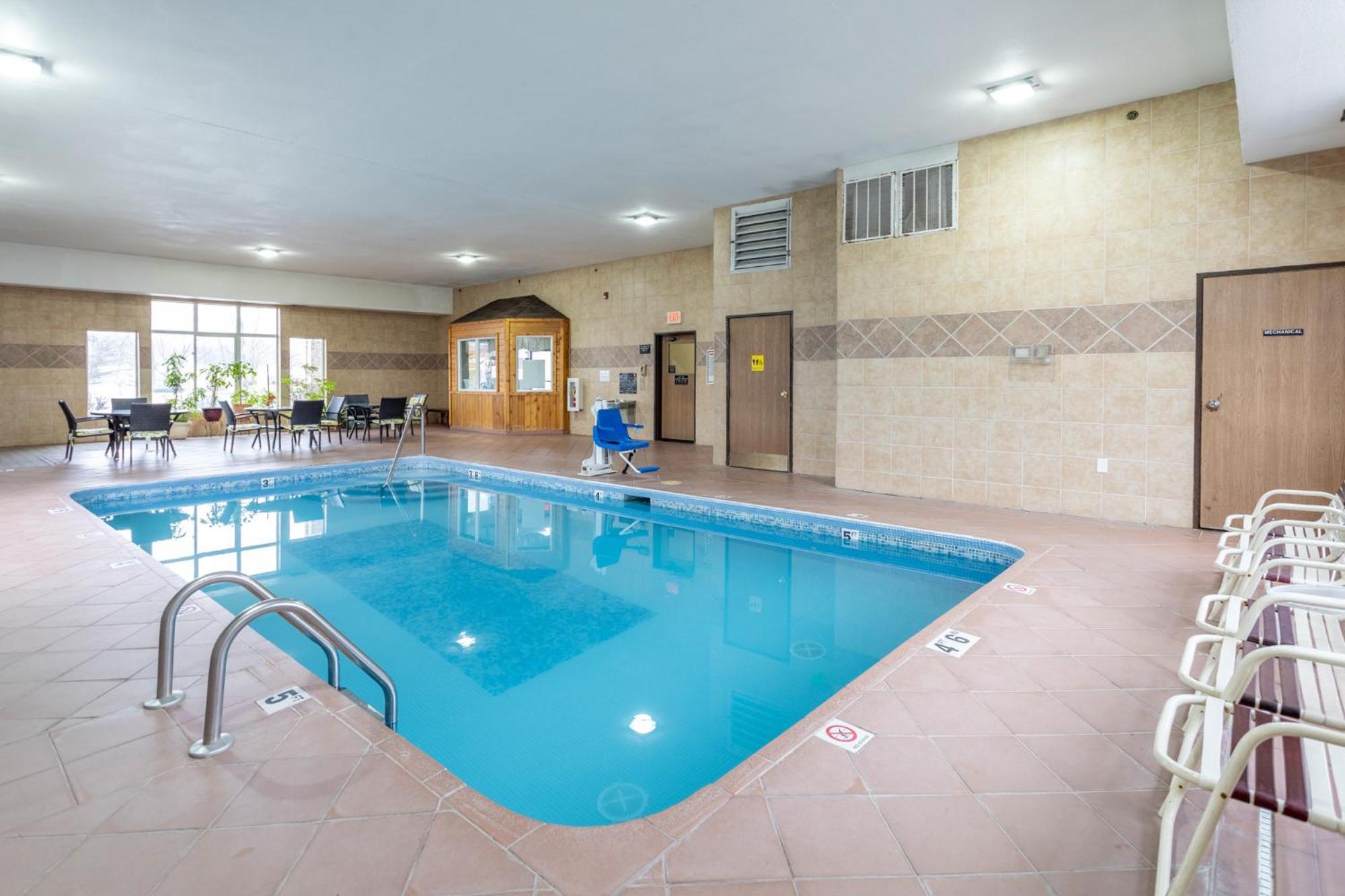 Super 8 By Wyndham Big Rapids Μοτέλ Εξωτερικό φωτογραφία