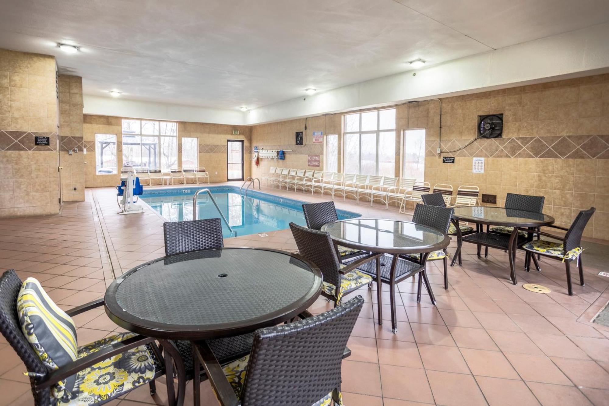 Super 8 By Wyndham Big Rapids Μοτέλ Εξωτερικό φωτογραφία