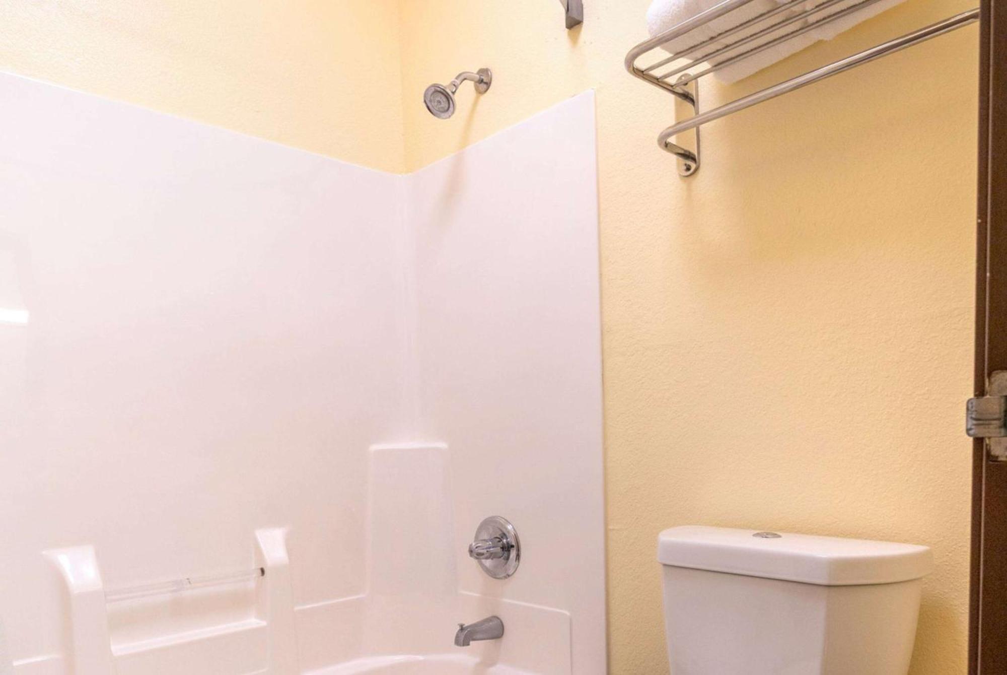 Super 8 By Wyndham Big Rapids Μοτέλ Εξωτερικό φωτογραφία
